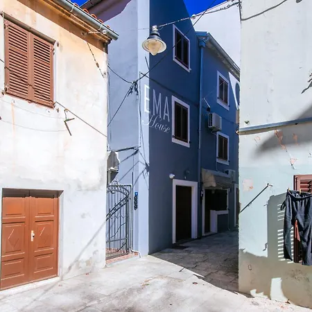 Ema House Apartment *